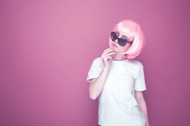Tek boynuzlu at renkli arka plan pembe saçlı Sevimli Model. Neon moda