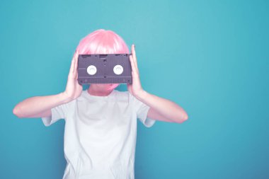 Genç kız 90s ve Vhs kaset üzerinde