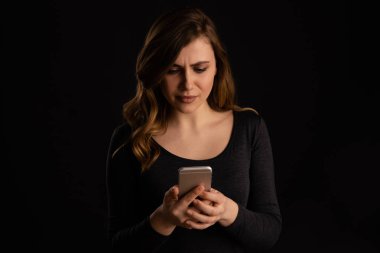 Telefon izole ile rahatsız kız. Cellphone sorun kavramı.