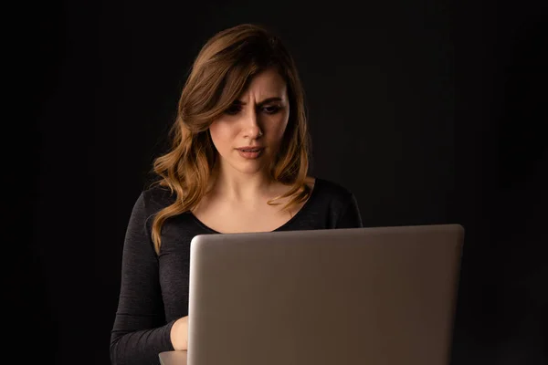 Dizüstü bilgisayar izole ile endişeli kadın. Bilgisayar sorunu kavramı. — Stok fotoğraf