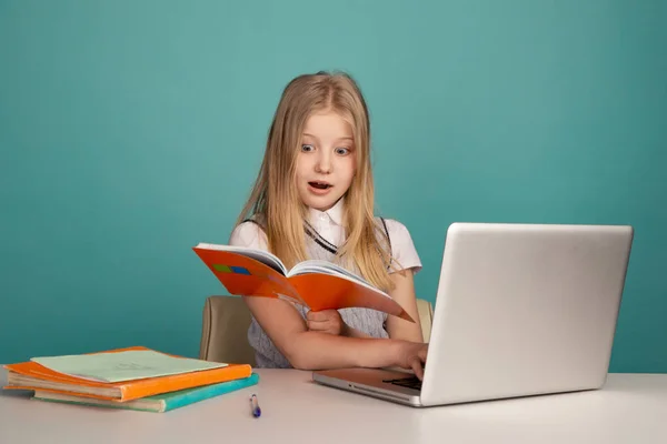 Kız bir dizüstü bilgisayar kullanarak — Stok fotoğraf