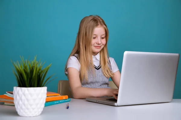 Kız bir dizüstü bilgisayar kullanarak — Stok fotoğraf