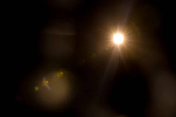 Абстрактний спалах природного Сонця на чорному — стокове фото