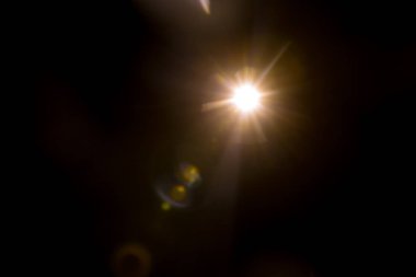 Siyahta soyut Doğal Güneş parlaması