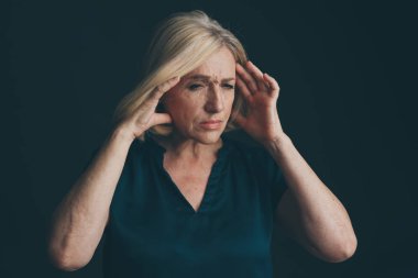 Stresli bir kadının başı ağrıyor. Migren kavramı.