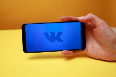 Tula, Rusya 17. 06. 2019 Vk telefon ekranında.