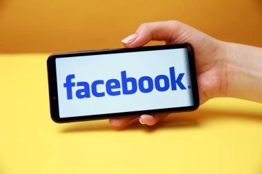 Tula, Rusya 17. 06 2019 Facebook telefon ekranında.