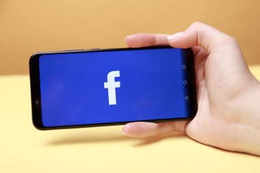 Tula, Rusya 17. 06 2019 Facebook telefon ekranında.