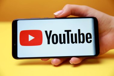 Tula, Rusya 17. 06 2019 Youtube telefon ekranında.