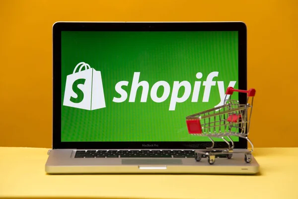 Tula, Rússia 17. 06 2019 Shopify na tela do laptop . — Fotografia de Stock