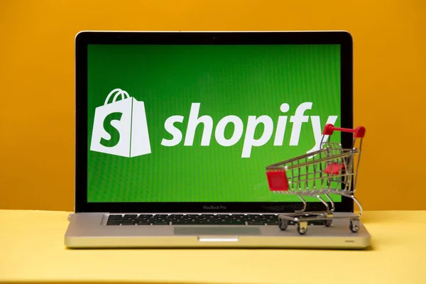 Tula, Rusya 17. 06 2019 Laptop ekranında Shopify.
