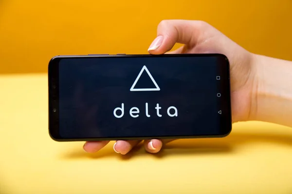 Tula, Rusia 17. 06 2019 Delta en la pantalla del teléfono . — Foto de Stock