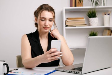 Mutlu ve pozitif kadın cep telefonu arıyor ve iyi haber alıyorum.