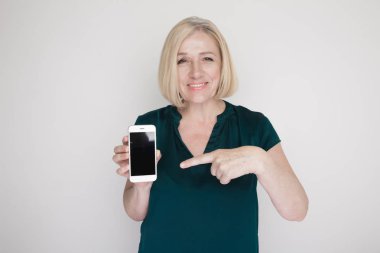 Mutlu kadın beyaz bir stüdyoda izole telefon işaret.