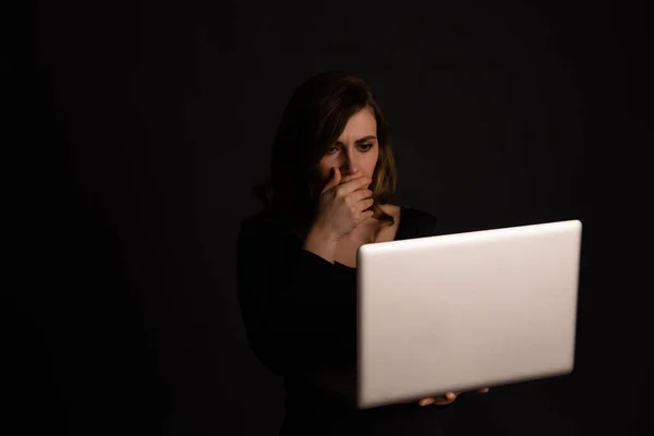 Dizüstü bilgisayar sorunları olan sinirli ve üzgün genç kadın. Ekranda kötü haber. — Stok fotoğraf