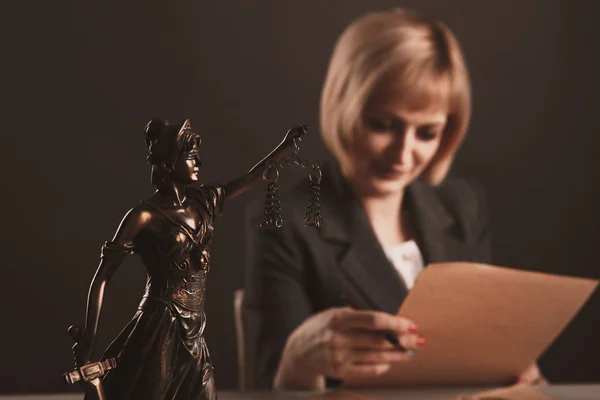 Mujer trabajando en el escritorio con documentos en papel. Concepto de abogado . —  Fotos de Stock