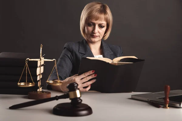 Mulher advogado com livros aabout lei no escritório sentado na mesa . — Fotografia de Stock