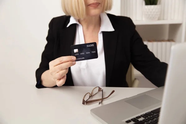 Kobieta używąca karty kredytowej online w biurze. — Zdjęcie stockowe