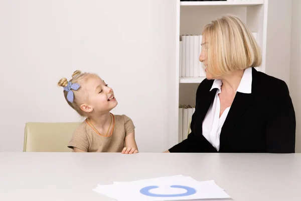 Menina com discurso de treinamento de terapeuta no gabinete . — Fotografia de Stock