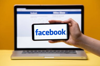 Tula, Rusya 17. 06 2019 Facebook dizüstü ve telefon ekranında.