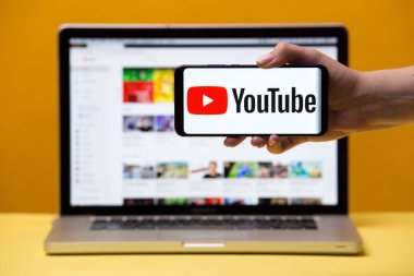 Tula, Rusya 17. 06 2019 YouTube dizüstü ve telefon ekranında.