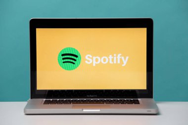 Tula, Rusya 17. 06 2019 Laptop ekranında Shopify.