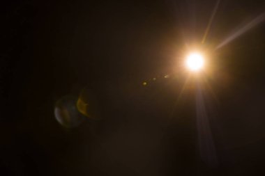 Siyahta soyut Doğal Güneş parlaması