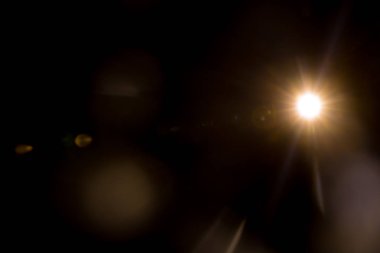 Siyahta soyut Doğal Güneş parlaması