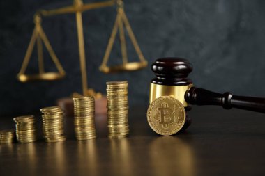 Müzayede toklav ve bitcoin kripto para para ahşap bir masada, yakın çekim. Hukuk Gavel ve beyaz arka plan üzerinde altın bitcoin sembolü ile