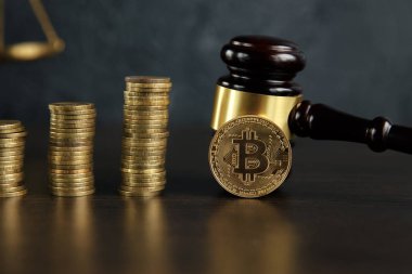 Müzayede toklav ve bitcoin kripto para para ahşap bir masada, yakın çekim. Hukuk Gavel ve beyaz arka plan üzerinde altın bitcoin sembolü ile