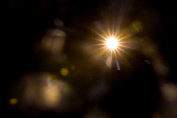 Естественная вспышка на Солнце на черном — стоковое фото