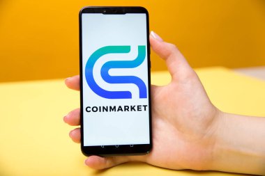 Tula, Rusya 17. telefon ekranında 06 2019 coinmarket.