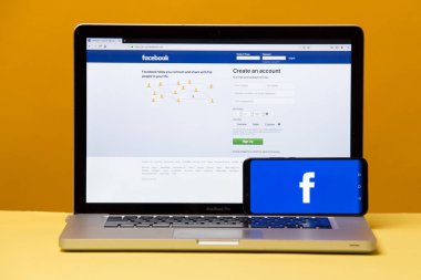 Tula, Rusya 17. 06 2019 Facebook dizüstü ve telefon ekranında.