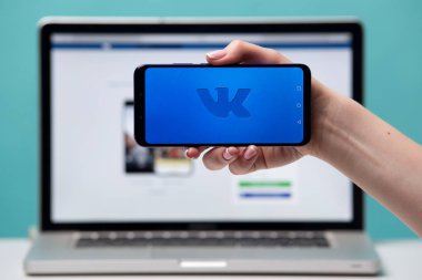Tula, Rusya 17. 06 2019 Vk dizüstü bilgisayar ve telefon ekranında.