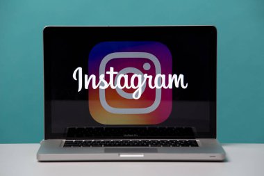 Tula, Rusya 17. 06 2019 laptop ve telefon ekranında Instagram.