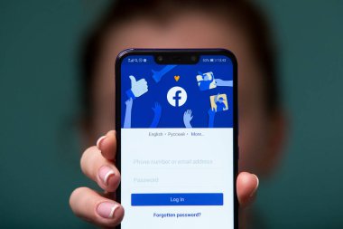 Tula, Rusya 17. 06 2019 Facebook telefon ekranında.