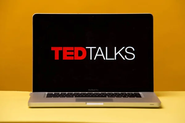 Tula, Ryssland 17. 06 2019 Ted Talks på den bärbara bildskärmen. — Stockfoto