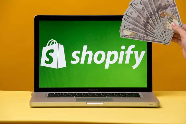 Тула, Росія 17. 06 2019 Shopify на дисплеї ноутбука. — стокове фото