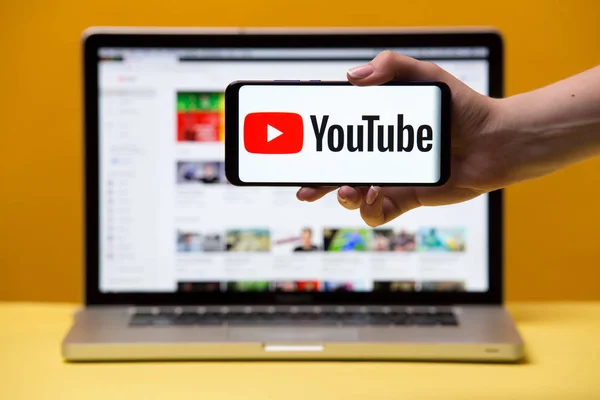 Tula, Rusia 17. 06 2019 Youtube pada tampilan laptop dan telepon . — Stok Foto