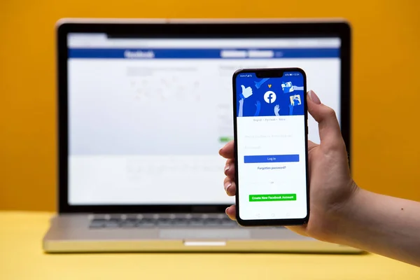 Tula, Rusia 17. 06 2019 Facebook en la pantalla del ordenador portátil y el teléfono . — Foto de Stock