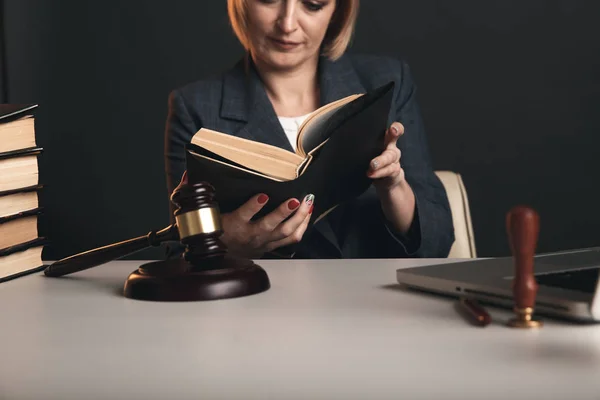 Mulher com livros notários no cargo. Martelo de madeira com conceito de libra e laptop . — Fotografia de Stock