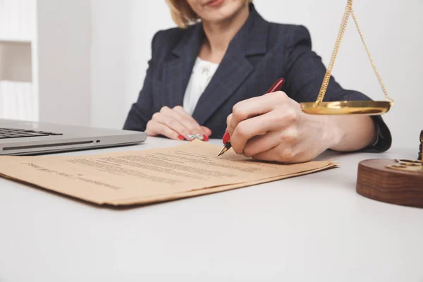 Frauen Hände Nahaufnahme. Schreiben von Dokumenten mit der Feder. — Stockfoto