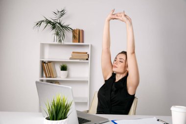Bir işyerinde istirahat streatching kadın.