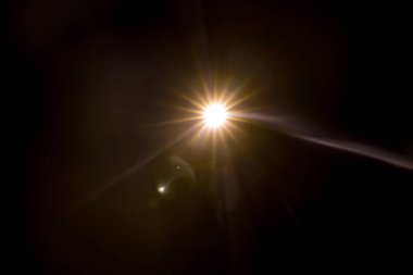 Siyahta soyut Doğal Güneş parlaması