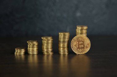 Bir karanlığa karşı duran bitcoin yığınları.