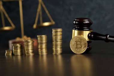 Müzayede toklav ve bitcoin kripto para para ahşap bir masada, yakın çekim. Hukuk Gavel ve beyaz arka plan üzerinde altın bitcoin sembolü ile
