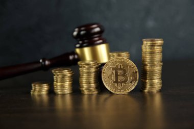 Müzayede toklav ve bitcoin kripto para para ahşap bir masada, yakın çekim. Hukuk Gavel ve beyaz arka plan üzerinde altın bitcoin sembolü ile