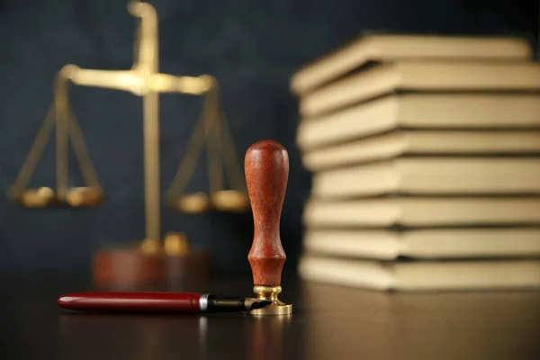 Notaire signant un contrat avec un stylo plume en chambre noire concept. stylo homme d'affaires avocat avocat notaire — Photo