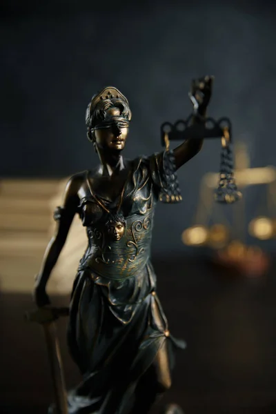 女性正義、テミス、天国で正義の女神像。弁護士法廷弁護士裁判官の法廷 — ストック写真