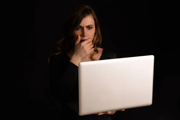 Mujer preocupada con portátil aislado. Concepto de problema informático . — Foto de Stock
